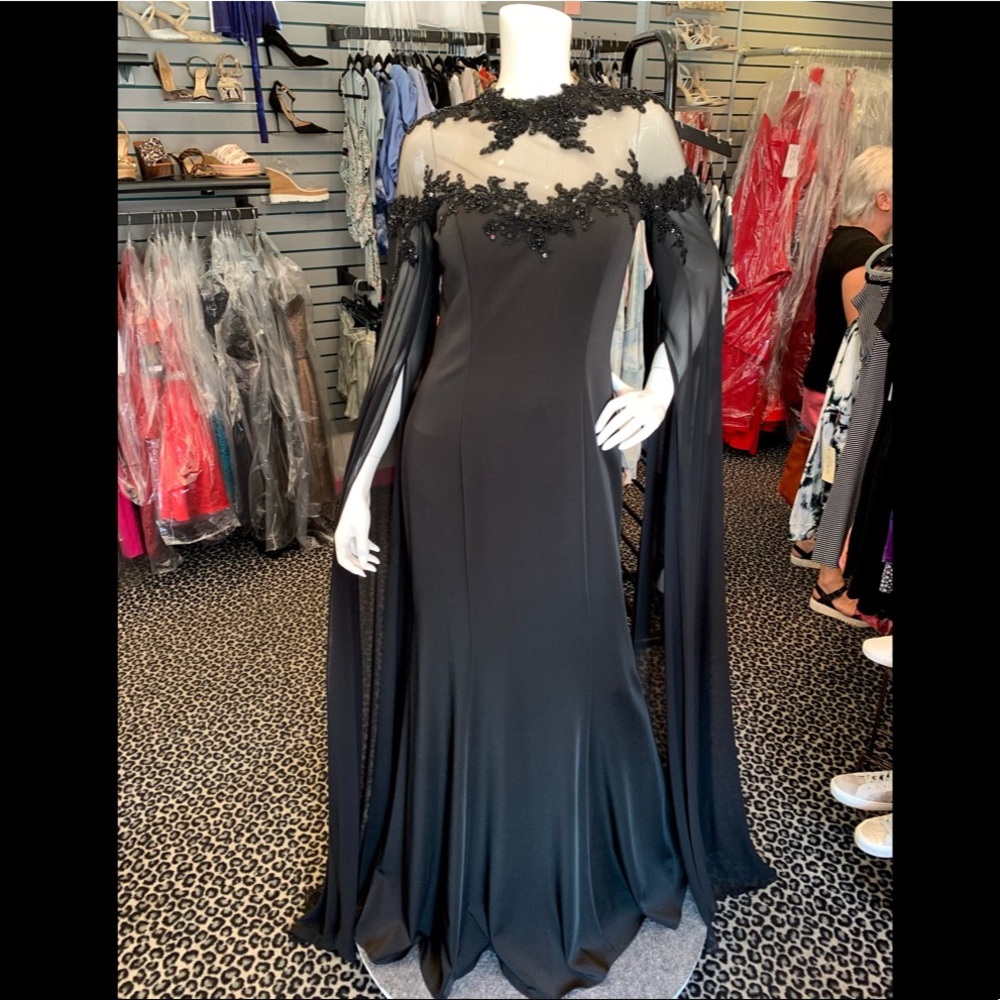 Black Alyce long sleeve lace gown